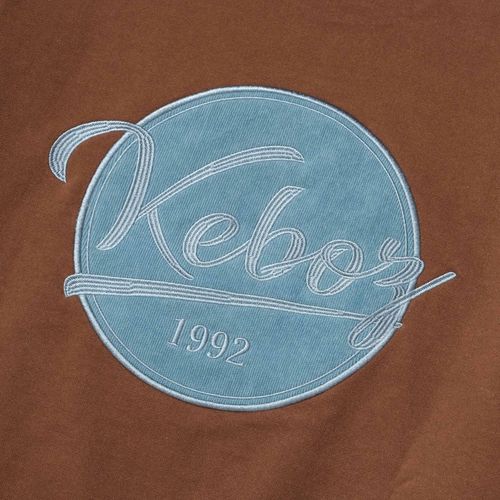 ケボズ KEBOZ CORDUROY BB LOGO SWEAT CREWNECK （ブラウン）-